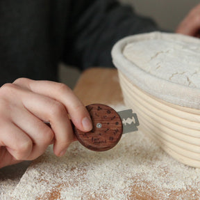 Runde Bäckerklinge aus Holz im Mikrobendesign