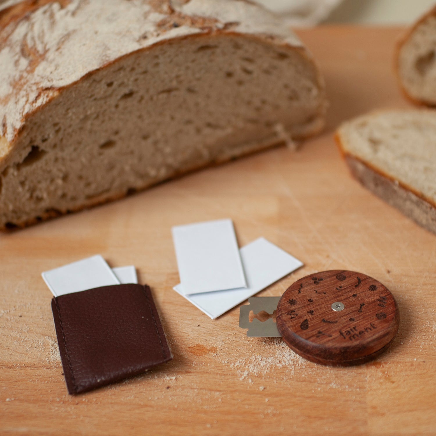 Bäckerklinge rund aus Holz mit Klingen aus rostfreiem Stahl von Fairment